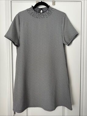 M - Women's Short Sleeve Mock Neck Shift Dress - Black & White
